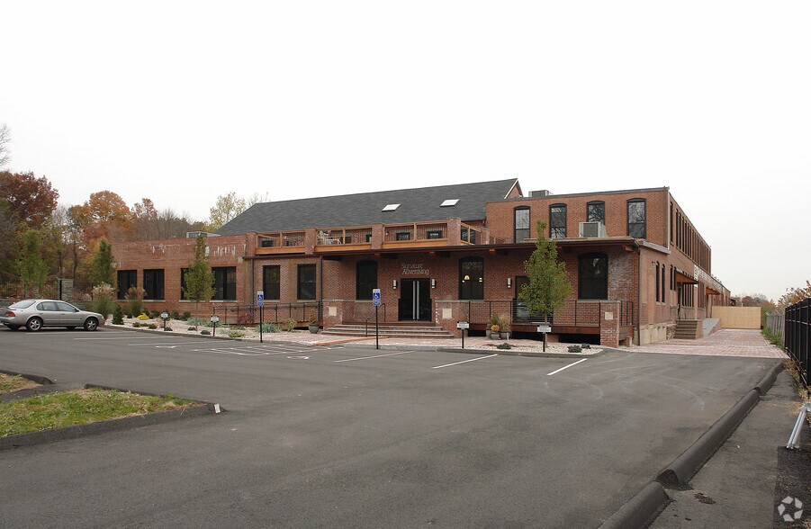 409 Canal St, Plantsville, CT à louer - Photo de l’immeuble – Image 3 sur 27