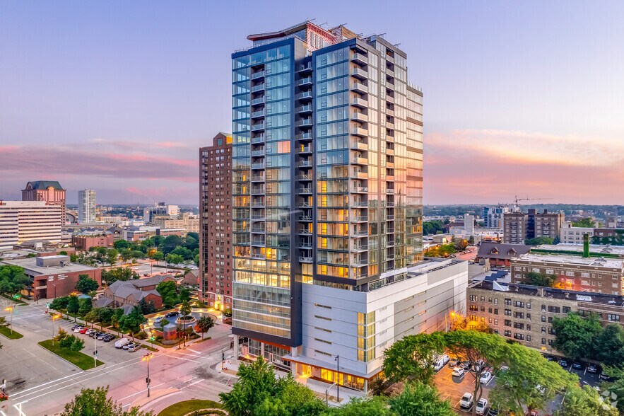 700 E Kilbourn Ave, Milwaukee, WI à louer - Photo de l’immeuble – Image 2 sur 5