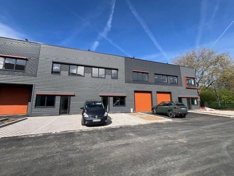 161 Rue De La Minière, Buc à vendre - Photo de l’immeuble – Image 2 sur 7