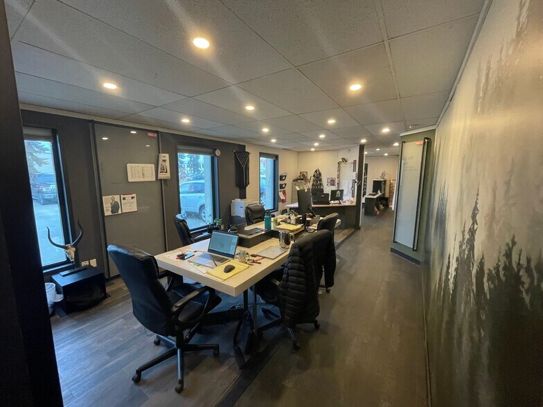 9803-9817 47th Ave NW, Edmonton, AB à louer - Photo de l’immeuble – Image 3 sur 3