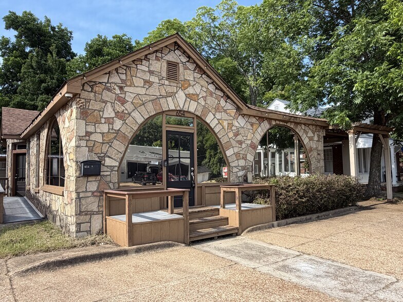 654 W Main St, Tupelo, MS à louer - Photo de l’immeuble – Image 2 sur 15