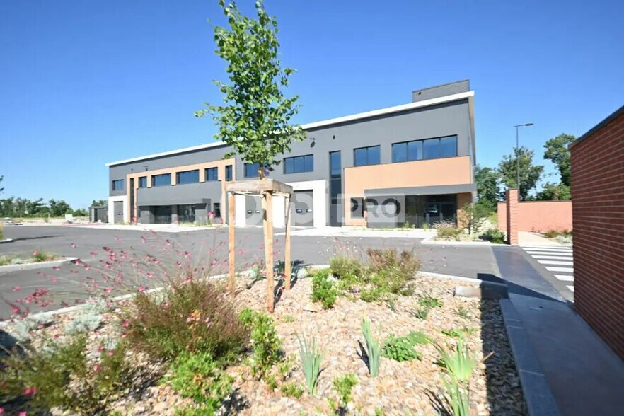 Local d’activités dans Saint-Priest à louer - Photo de l’immeuble – Image 2 sur 8