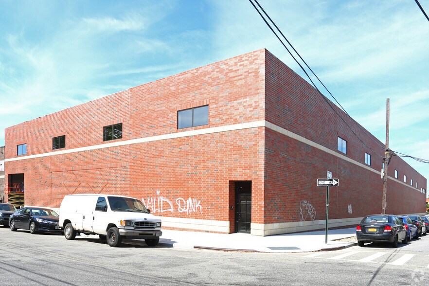 57-45 Rust St, Maspeth, NY à vendre - Photo de l’immeuble – Image 2 sur 5