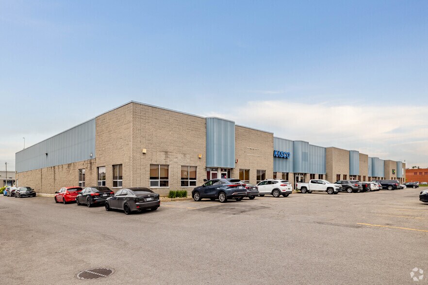 901-937 Rue Michelin, Laval, QC à louer - Photo principale – Image 1 sur 18