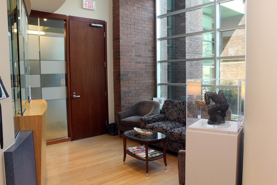 495 Richmond Rd, Ottawa, ON à louer - Photo intérieure – Image 2 sur 13