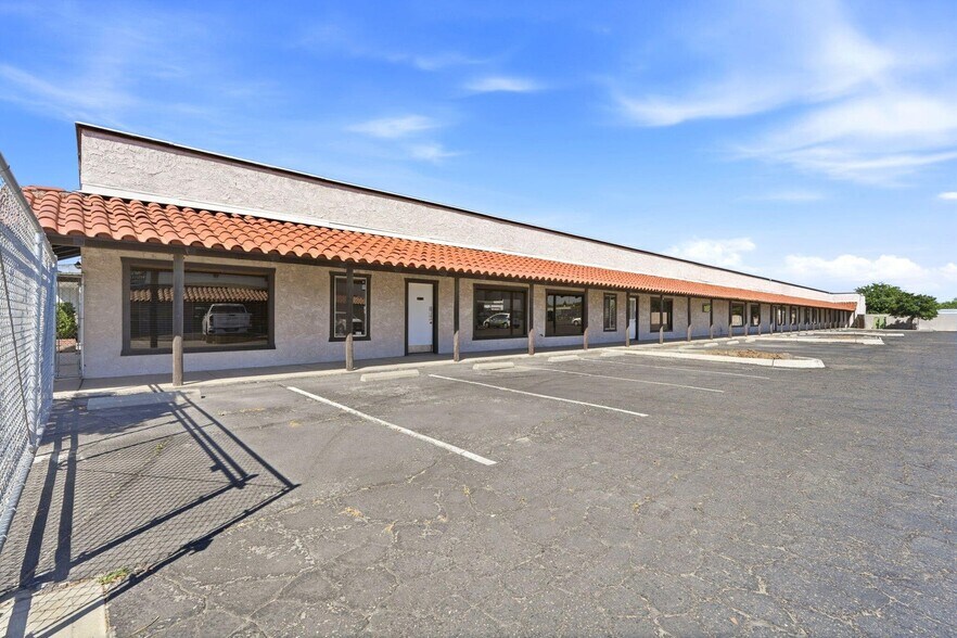 724 N Ben Maddox Way, Visalia, CA à louer - Photo de l’immeuble – Image 1 sur 7