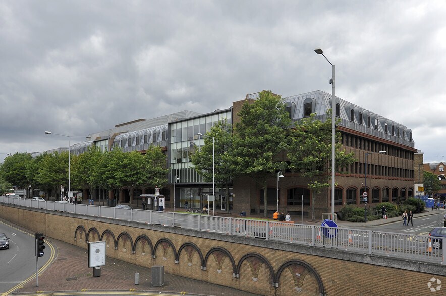 Wood St, Kingston Upon Thames à louer - Photo de l’immeuble – Image 1 sur 14