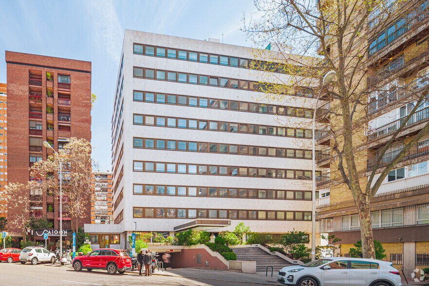 Calle de la Infanta Mercedes, 90, Madrid, Madrid à louer - Photo principale – Image 2 sur 6