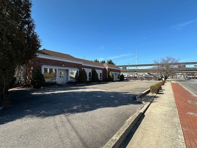 20 John St, Amityville, NY à louer - Photo de l’immeuble – Image 3 sur 16