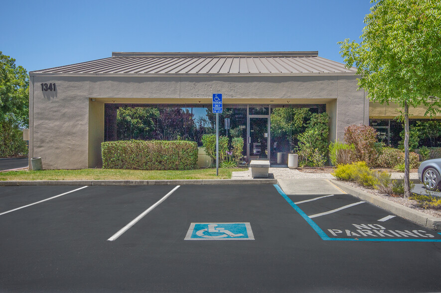 1341-1353 Redwood Way, Petaluma, CA à louer - Photo de l’immeuble – Image 2 sur 7