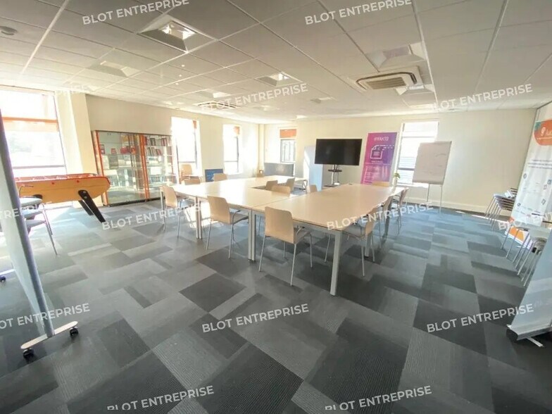 Bureau dans LES SORINIÈRES à vendre - Photo de l’immeuble – Image 2 sur 9