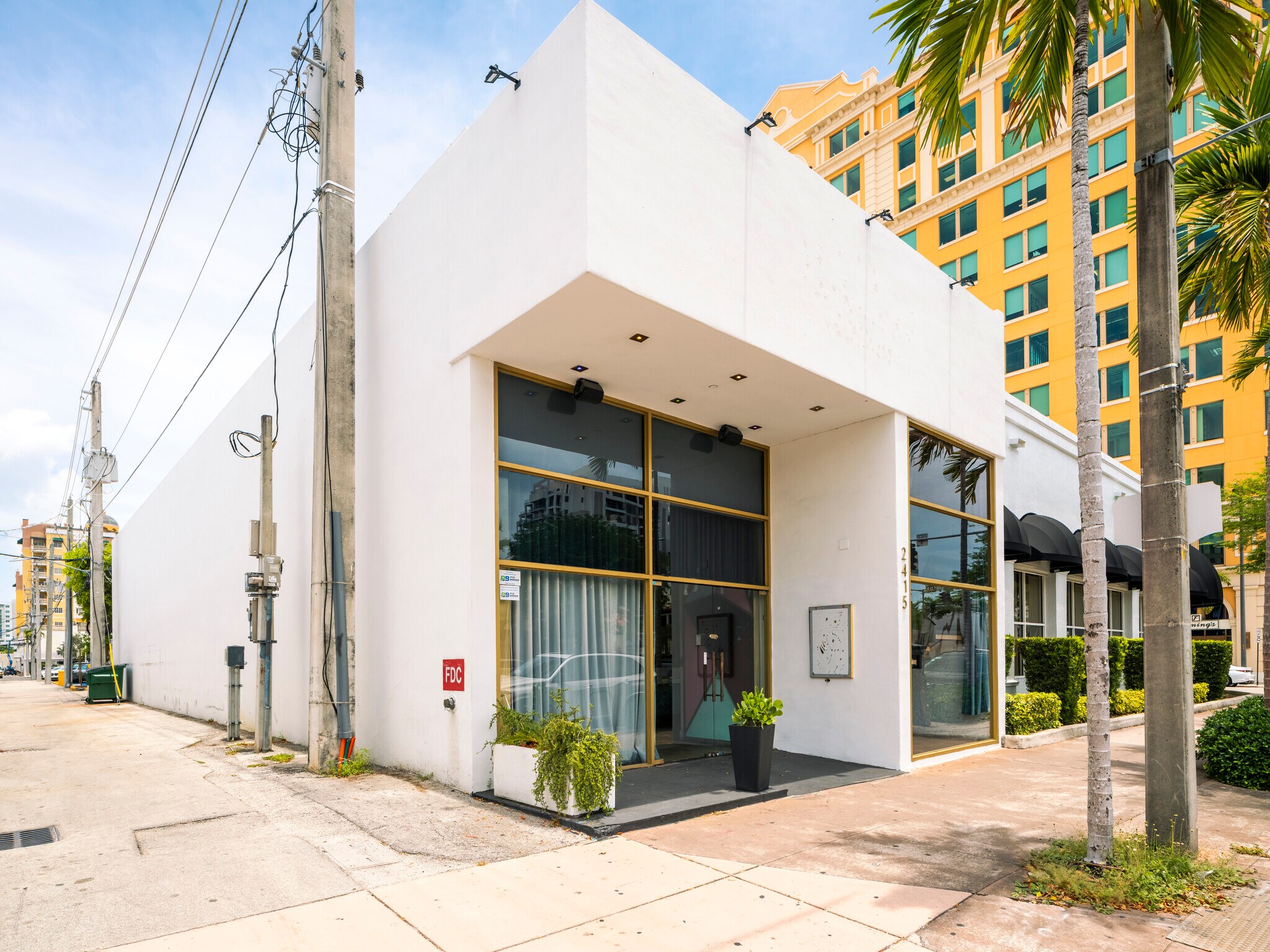 2415 Ponce de Leon Blvd, Coral Gables, FL à louer Photo de l’immeuble– Image 1 sur 7