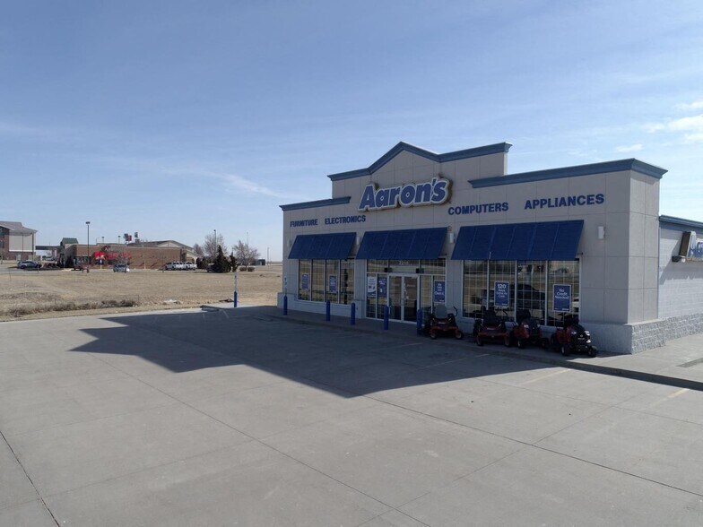 2210 E Kansas Ave, Mcpherson, KS à louer - Photo de l’immeuble – Image 2 sur 7