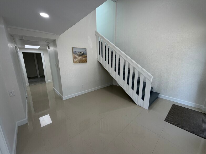 500 W Commerce Way W, Jupiter, FL à louer - Photo de l’immeuble – Image 3 sur 16
