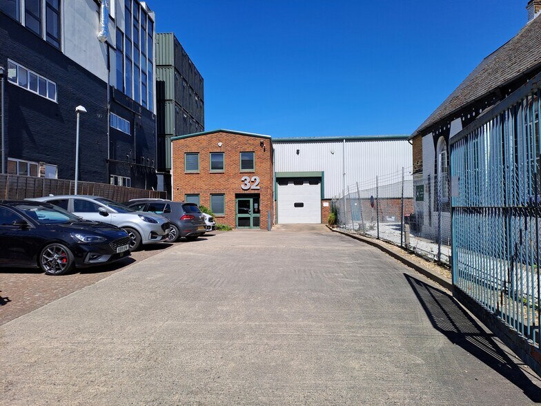 32 Henry Rd, Barnet à vendre - Photo de l’immeuble – Image 2 sur 22