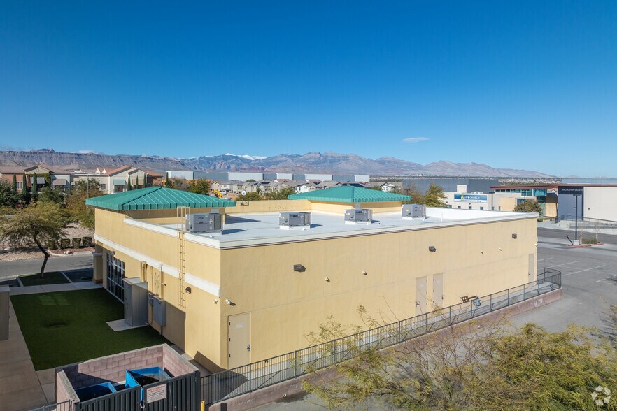 6410 S Tenaya Way, Las Vegas, NV à louer - Photo de l’immeuble – Image 3 sur 11