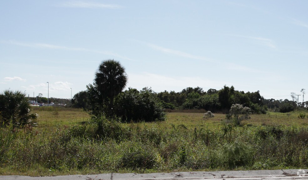 14670 Metro Pky, Fort Myers, FL à vendre - Photo de l’immeuble – Image 3 sur 7
