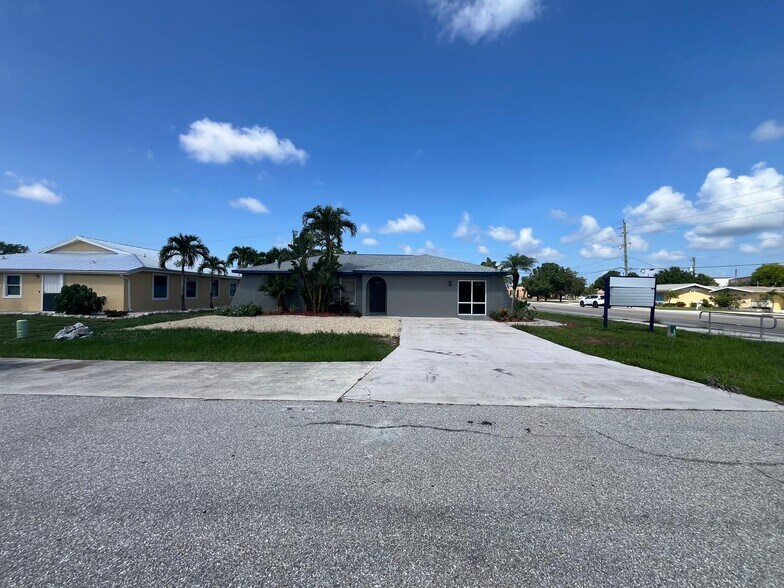 7328 Sanibel Blvd, Fort Myers, FL à louer - Photo de l’immeuble – Image 3 sur 11