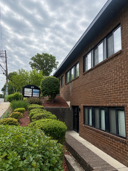 615 Broadway, Hastings-on-Hudson, NY à louer - Photo de l’immeuble – Image 3 sur 6
