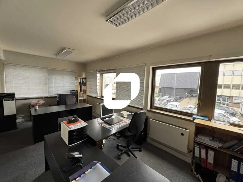 Local d’activités dans L'HAY-LES-ROSES à louer - Photo de l’immeuble – Image 3 sur 6