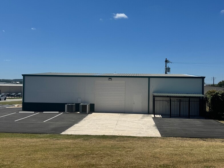 232 Market Ave, Boerne, TX à louer - Photo de l’immeuble – Image 2 sur 4