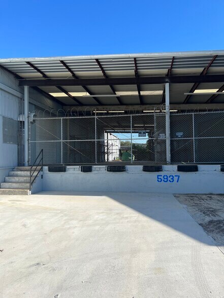 5937 Clinton Dr, Houston, TX à louer - Photo de l’immeuble – Image 3 sur 11
