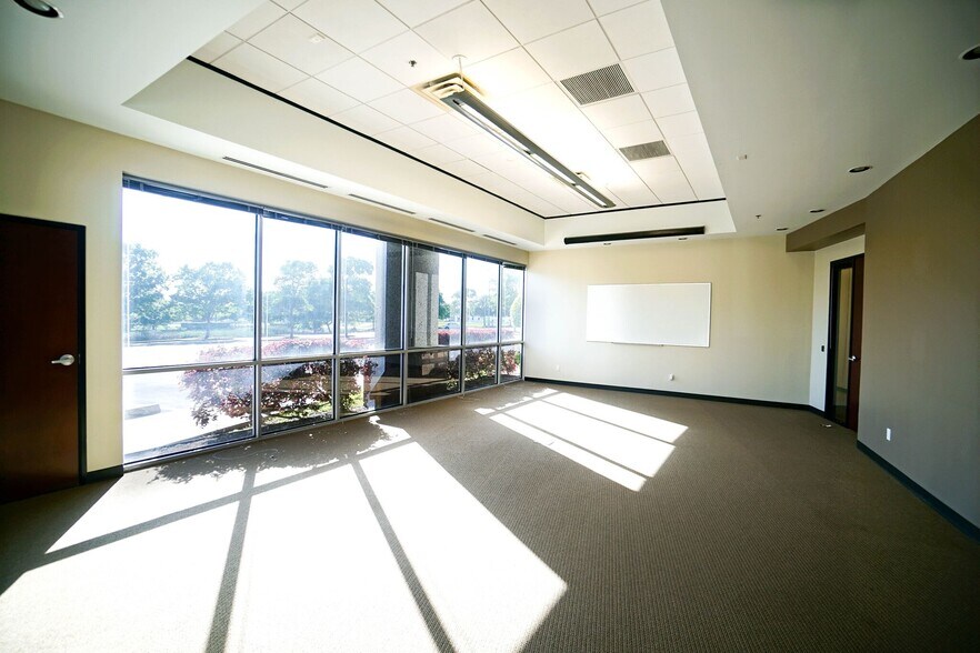 4616 W Howard Ln, Austin, TX à louer - Photo de l’immeuble – Image 3 sur 13