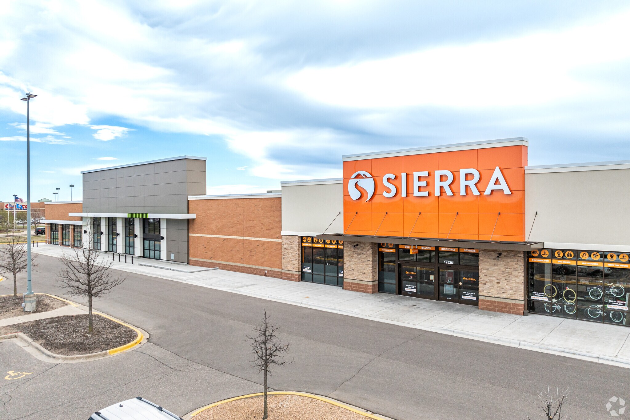 12550 Riverdale Blvd NW, Coon Rapids, MN à louer Photo principale– Image 1 sur 10