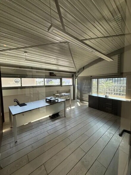 Bureau dans Fréjus à louer - Photo de l’immeuble – Image 3 sur 12