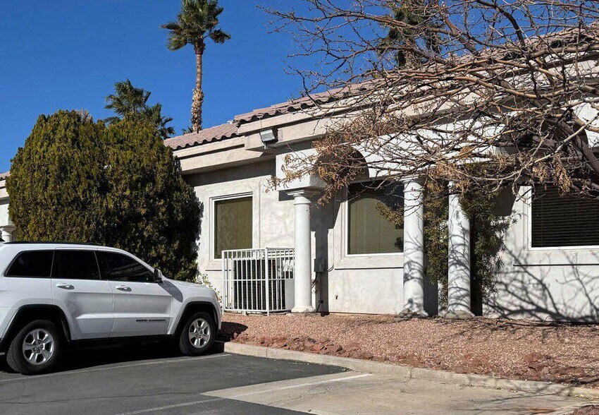 5852 S Pecos Rd, Las Vegas, NV à vendre - Photo de l’immeuble – Image 3 sur 9
