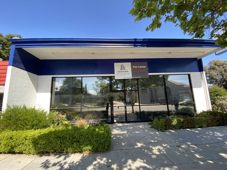 558 N Lake Ave, Pasadena, CA à louer - Photo de l’immeuble – Image 2 sur 4