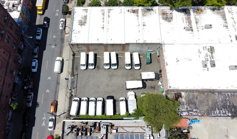 253-257 Meserole St, Brooklyn, NY à vendre - Photo de l’immeuble – Image 3 sur 14