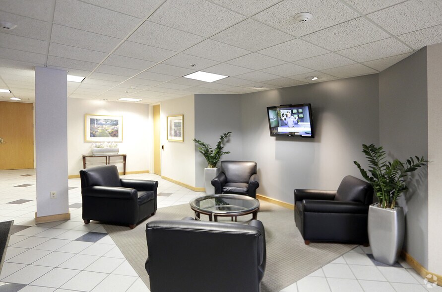 1 Tara Blvd, Nashua, NH à louer - Hall d’entrée – Image 2 sur 9