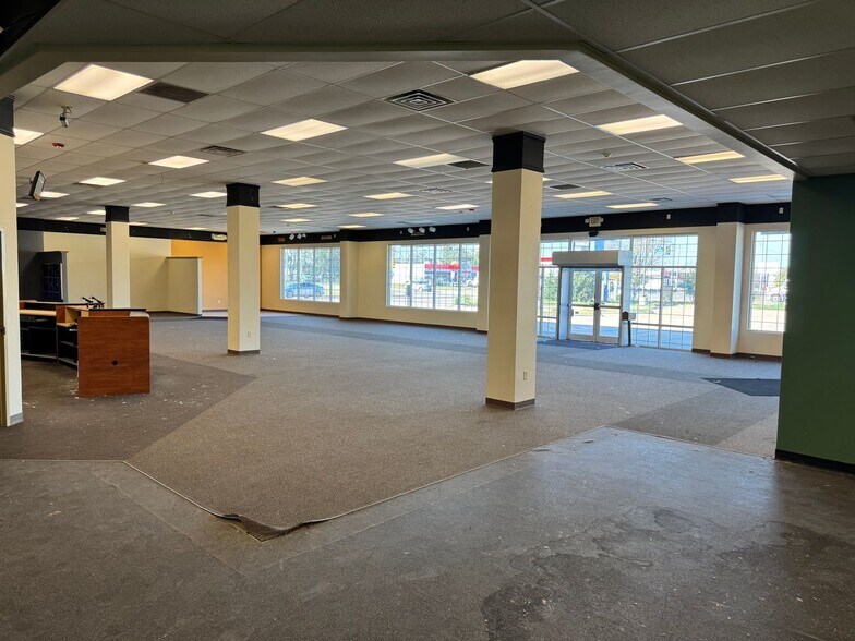 1418 E 4th Ave, Hutchinson, KS à louer - Photo de l’immeuble – Image 3 sur 11