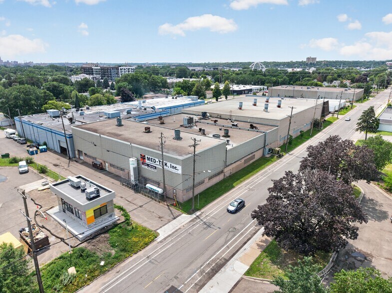 2639 2nd St NE, Saint Anthony, MN à vendre - Photo de l’immeuble – Image 3 sur 21