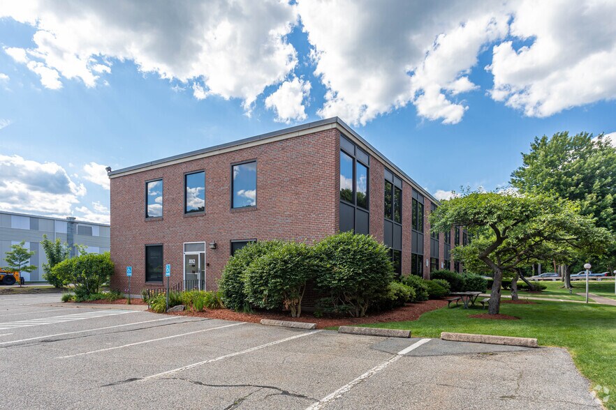 892 Worcester St, Wellesley, MA à louer - Photo de l’immeuble – Image 3 sur 3