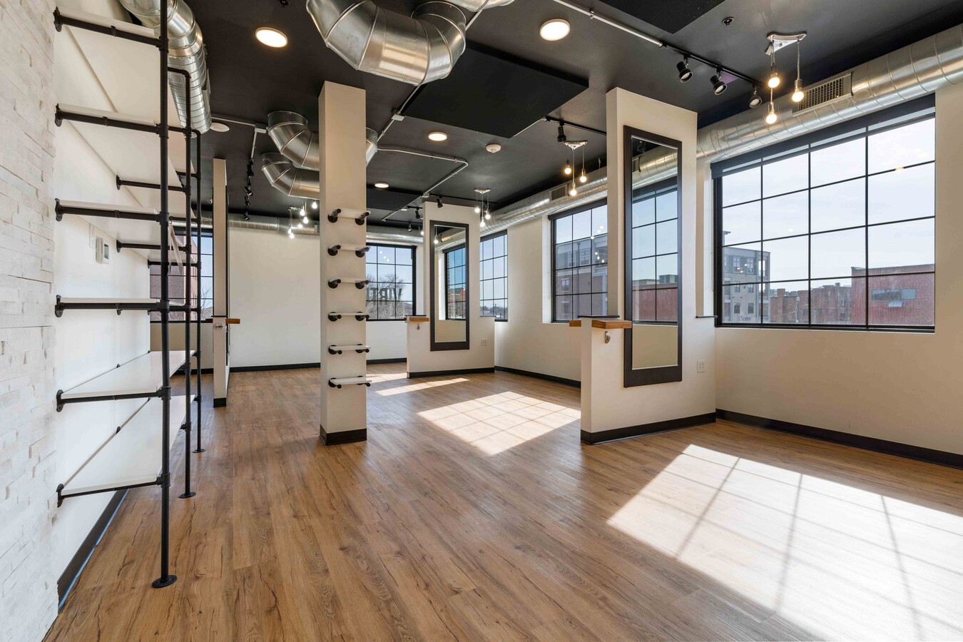 420 12th Ave SE, Cedar Rapids, IA 52401 - Lot 200 -  - Photo intérieure - Image 1 of 12