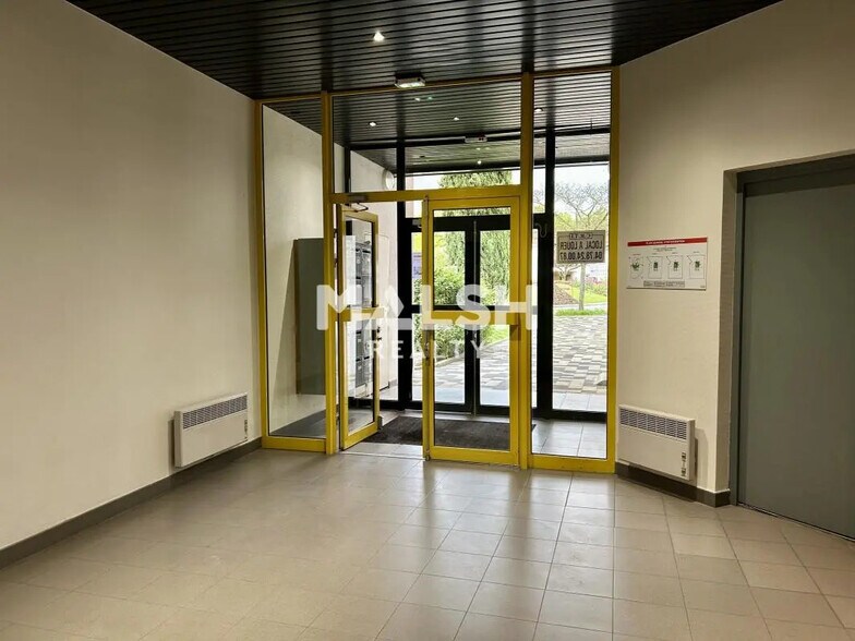 Bureau dans Saint-Genis-Laval à louer - Photo de l’immeuble – Image 3 sur 9