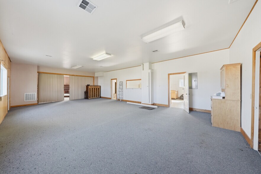210 Miles Ave, Clyde Park, MT à vendre - Photo de l’immeuble – Image 2 sur 69
