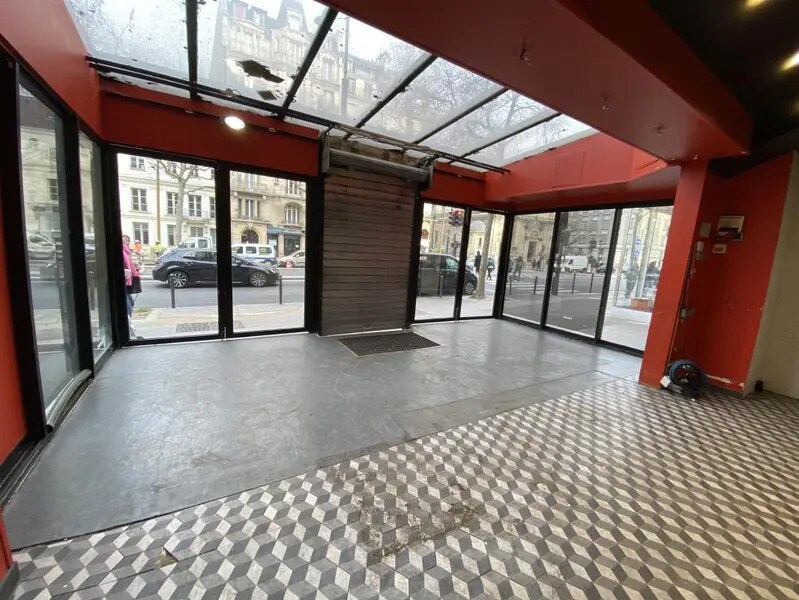 Local commercial dans Paris à vendre Photo de l’immeuble– Image 1 sur 10