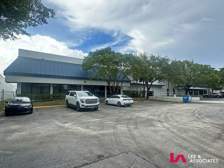 1721 Blount Rd, Pompano Beach, FL à louer - Photo de l’immeuble – Image 1 sur 9