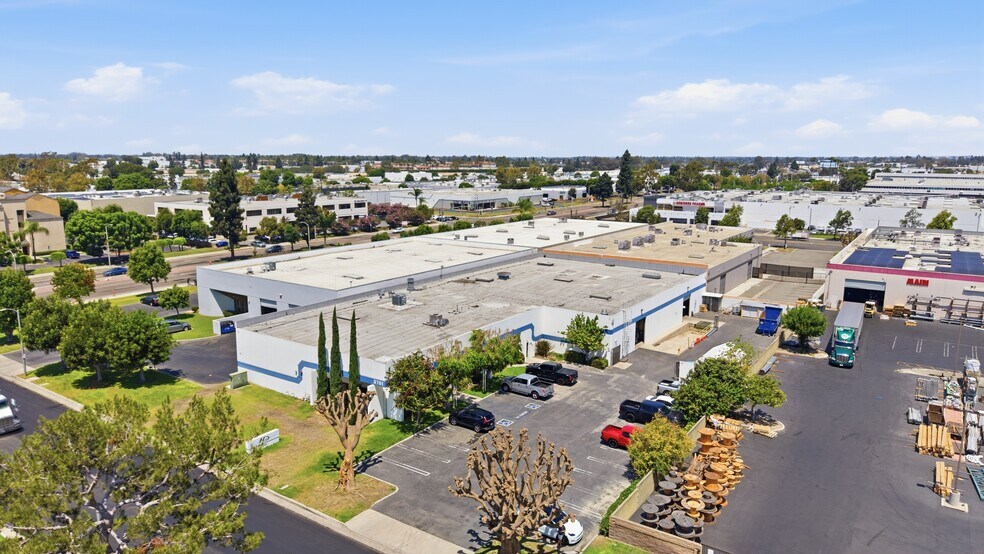 3701 W Carriage Dr, Santa Ana, CA à louer - Photo de l’immeuble – Image 2 sur 7