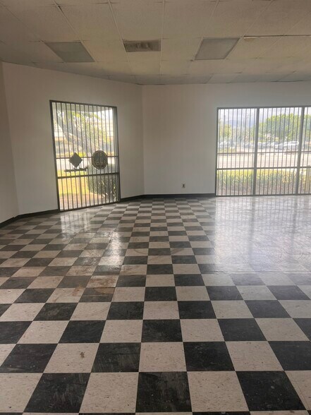 5495 Holt Blvd, Montclair, CA à louer - Photo de l’immeuble – Image 3 sur 18