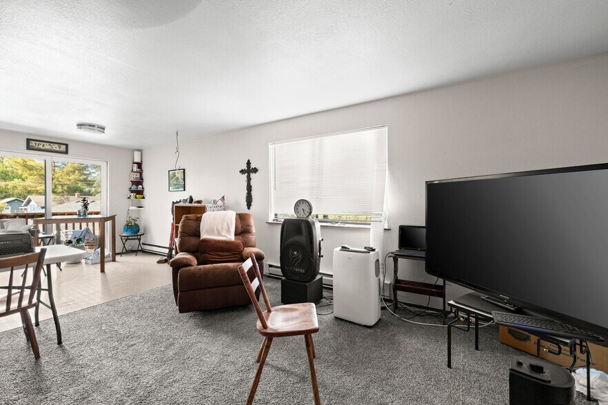903 W Charles St, Newberg, OR à vendre - Photo de l’immeuble – Image 3 sur 9