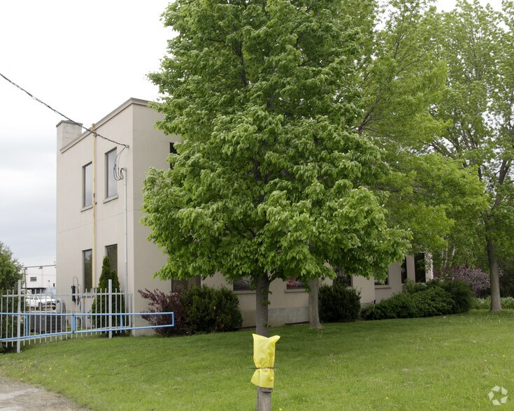 14 Haas Rd, Toronto, ON à louer - Photo de l’immeuble – Image 2 sur 2