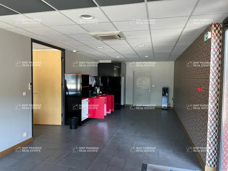 Local d’activités dans Carbon-Blanc à louer - Photo de l’immeuble – Image 3 sur 12