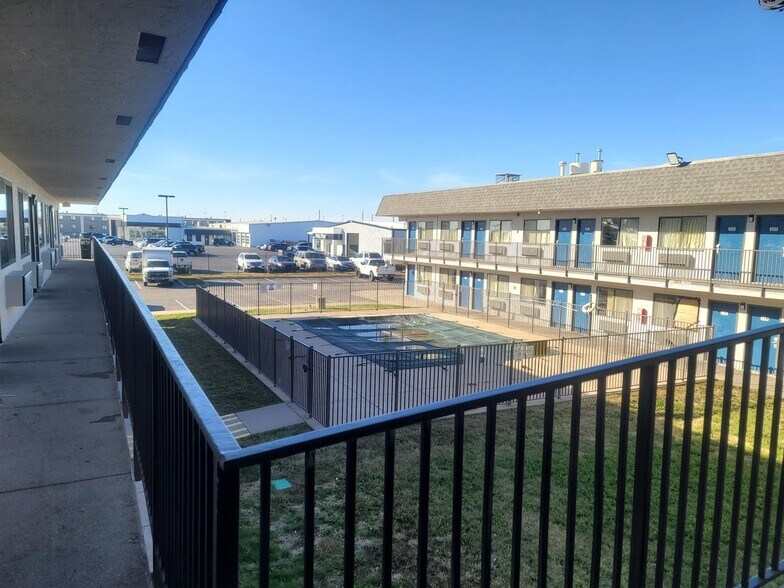 5736 W Kellogg Dr, Wichita, KS à vendre - Photo de l’immeuble – Image 2 sur 25