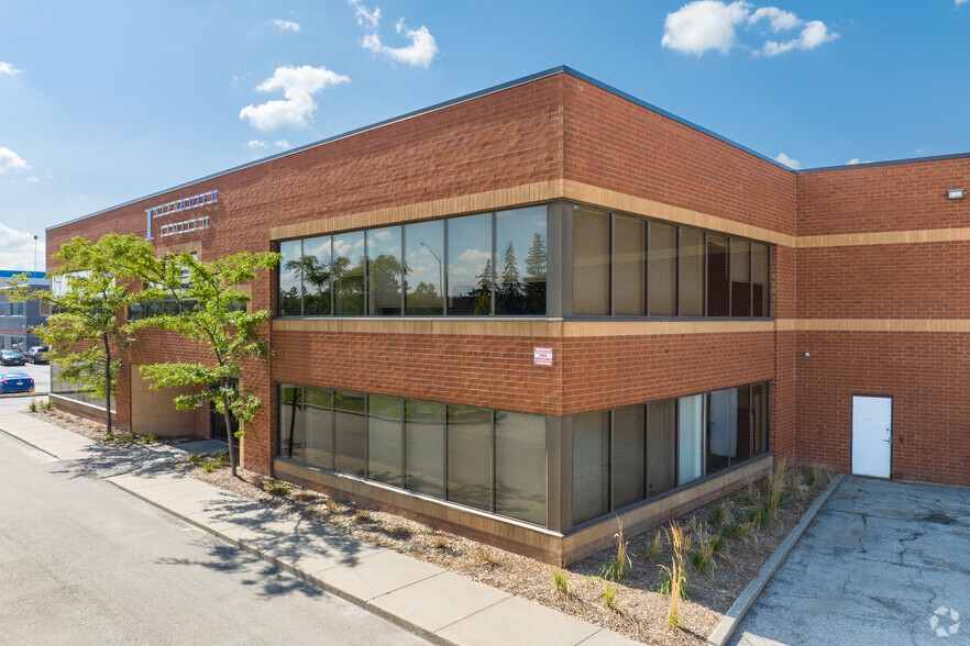 8 Abacus Rd, Brampton, ON à louer - Photo de l’immeuble – Image 3 sur 5