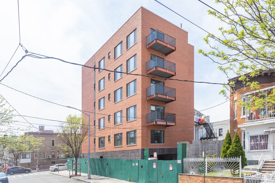 8783 168th St, Jamaica, NY à vendre - Photo de l’immeuble – Image 2 sur 2