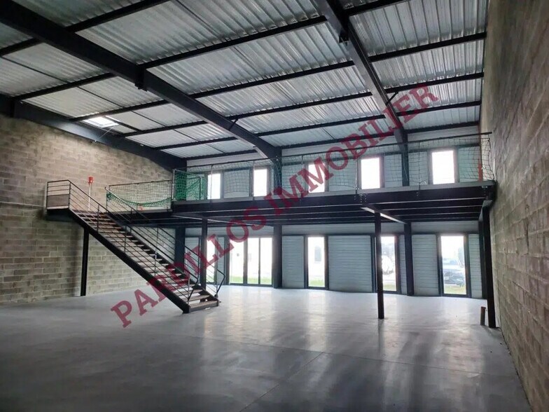 Local d'activités dans Ifs à vendre - Photo de l’immeuble – Image 1 sur 10